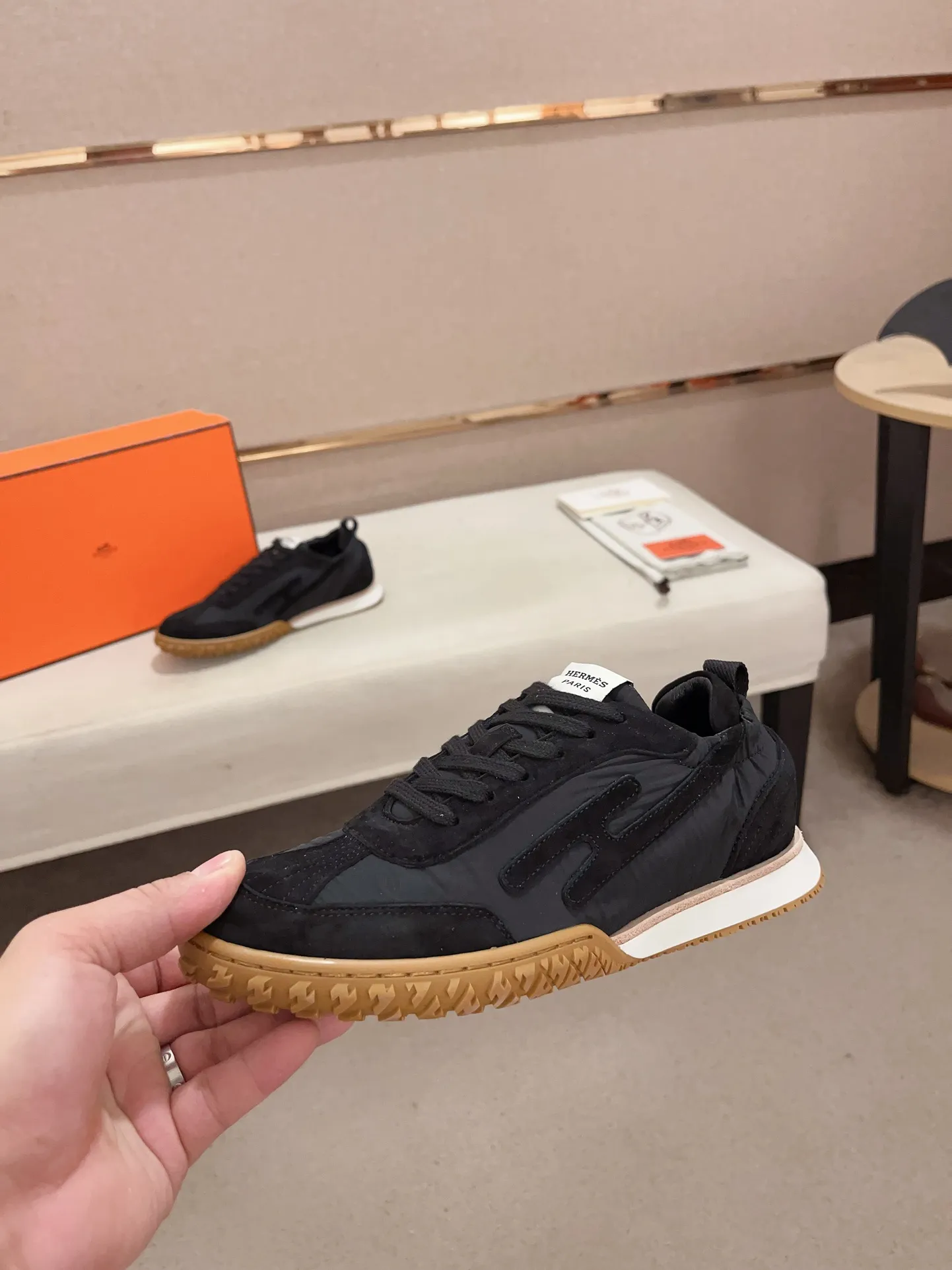 Men's men's shoes 💰: 720💰 Hermes top version # Couple style 💏 24ss casual sneakers Suede goatskin sneakers decorated with contrasting patterns and iconic "H" details, beautifully packaged at the delivery counter 🛍📦 Fabric: suede + cowhide Lining: mixed sheep lining Outsole: original TPU Bottom thickness: 2CM Size: 35-44